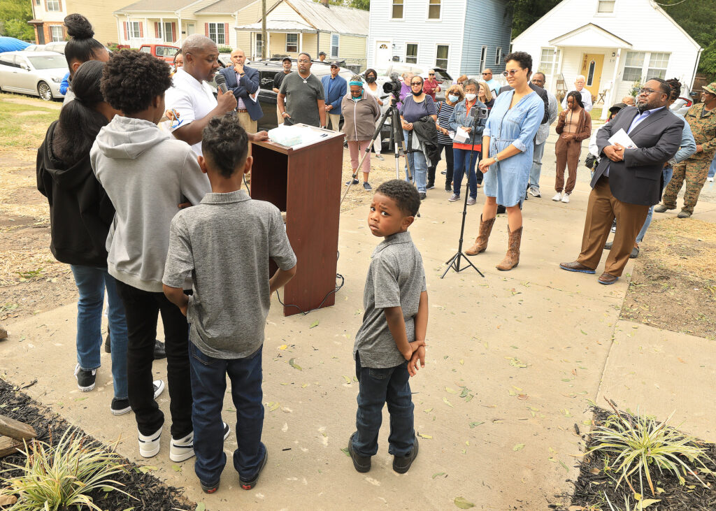 Scott family purchasing their new Habitat for Humanity Peninsula and Greater Williamsburg home